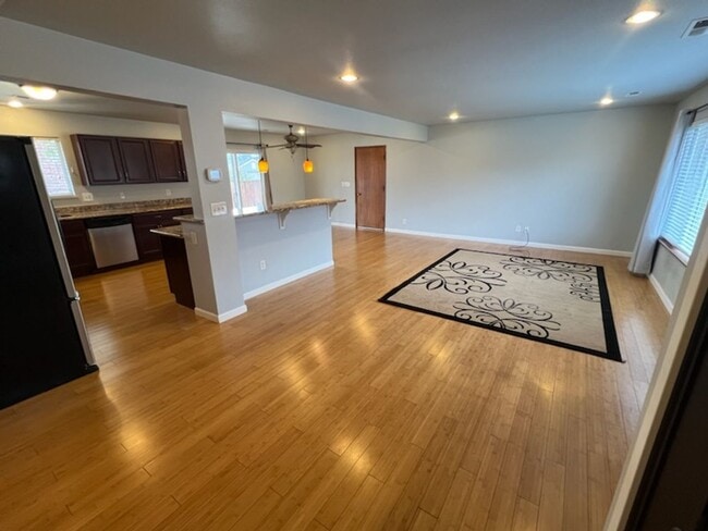 Building Photo - SPACIOUS 4 bed/2 bath home in desired location with double garage, fenced back yard!