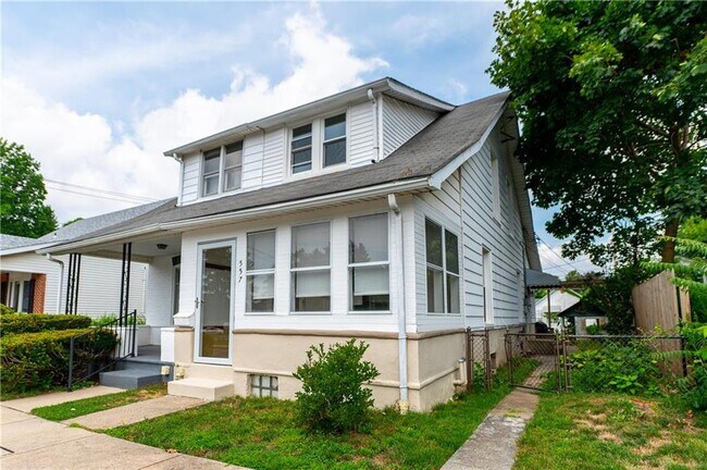 Building Photo - 557 Elm St