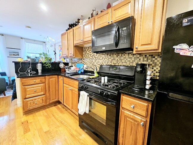 Building Photo - 61 Joy St