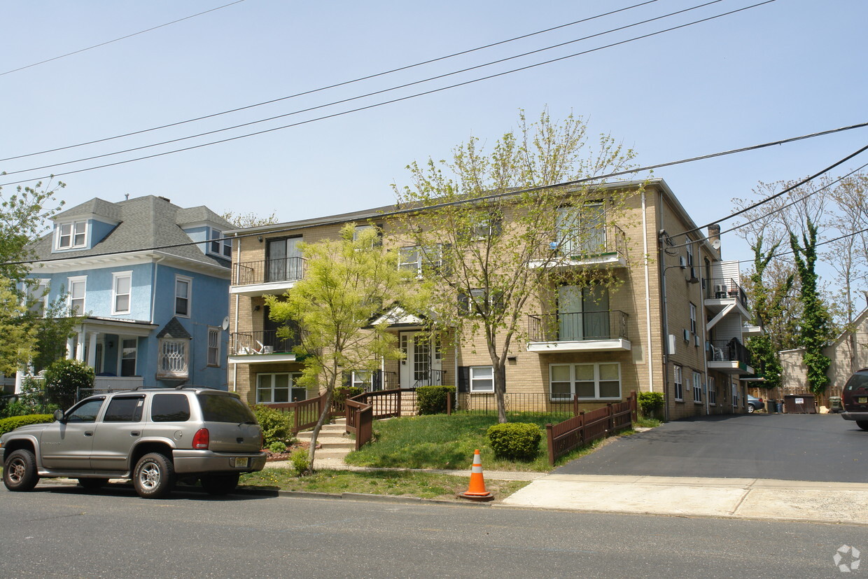 Building Photo - 611 Asbury Ave