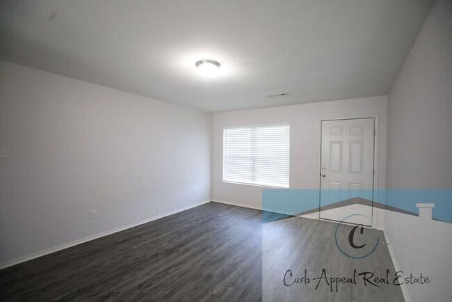 Foto del edificio - Beautiful 3 bed / 2 bath home with a fence...