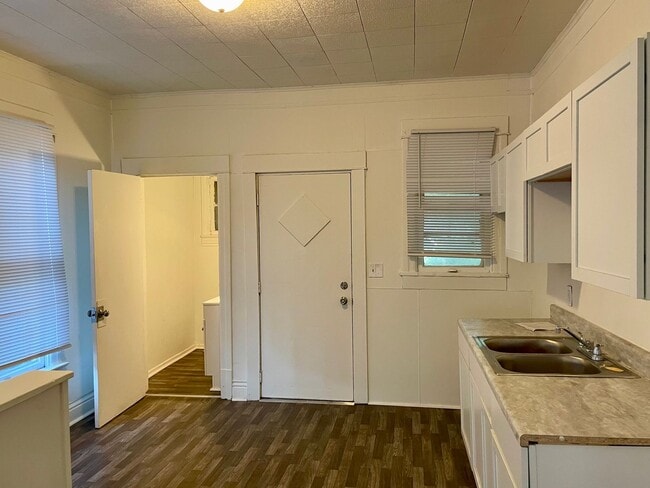 Building Photo - 3 Bed 1.5 Bath House