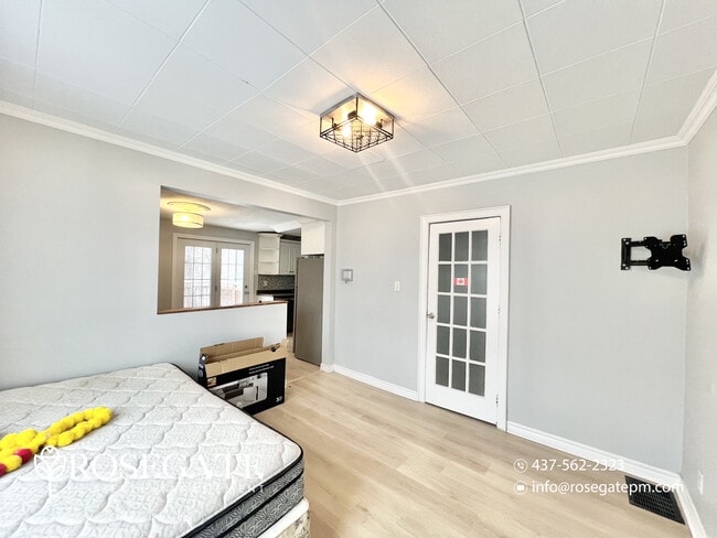 Photo du bâtiment - Spacious 4-Bedroom Main-Level Apartment with Private Backyard & Parking in London