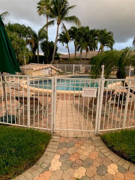Foto principal - 728 NE 13th Ct