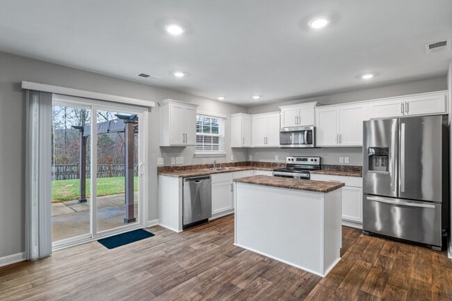 Foto del edificio - Newer Home in Reedy Fork, So Many Upgrades, SS Appliance, Loft, Garage, Fenced!