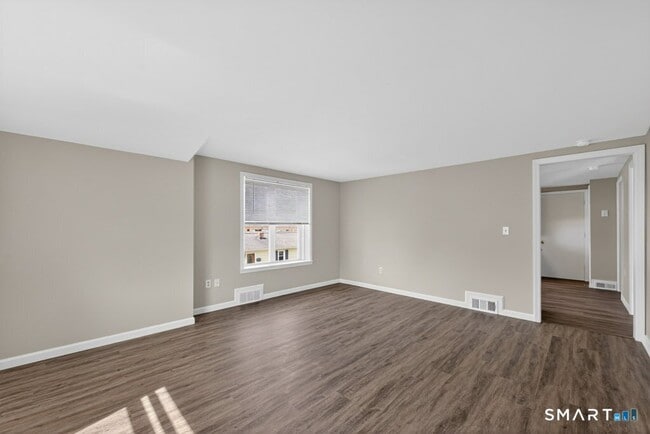 Foto del edificio - 121 Milldale Ave