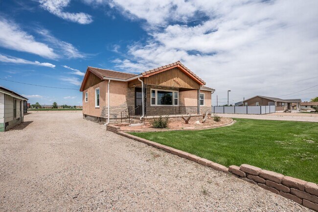 Foto del edificio - 3 Bedroom 2 Bath Home with Bonus Rooms and Tons of Extra Space