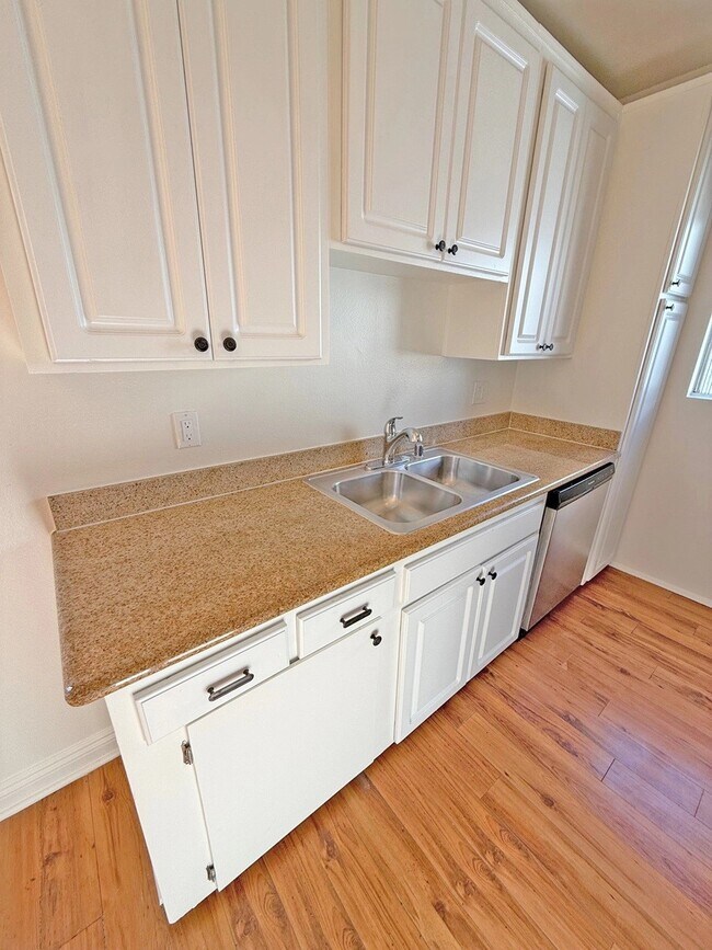 Foto del edificio - 5000 Whitsett Ave