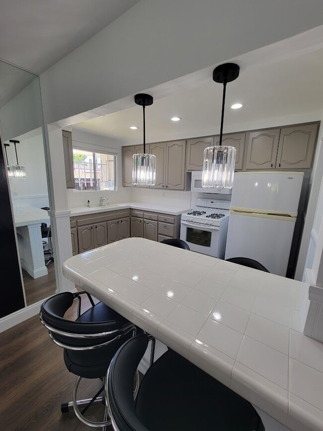 Building Photo - SPACIOUS 3BD/2BA WITH GARAGE, LAUNDRY AND ...