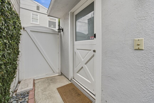 Building Photo - Newly Remodeled 3-Bedroom on Balboa Island – Steps from Shops and the Ferry