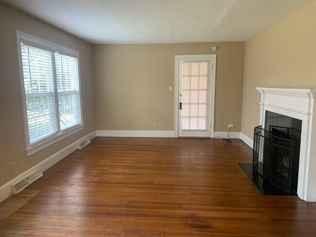 Building Photo - Three Bedroom Home Convenient to West Frie...