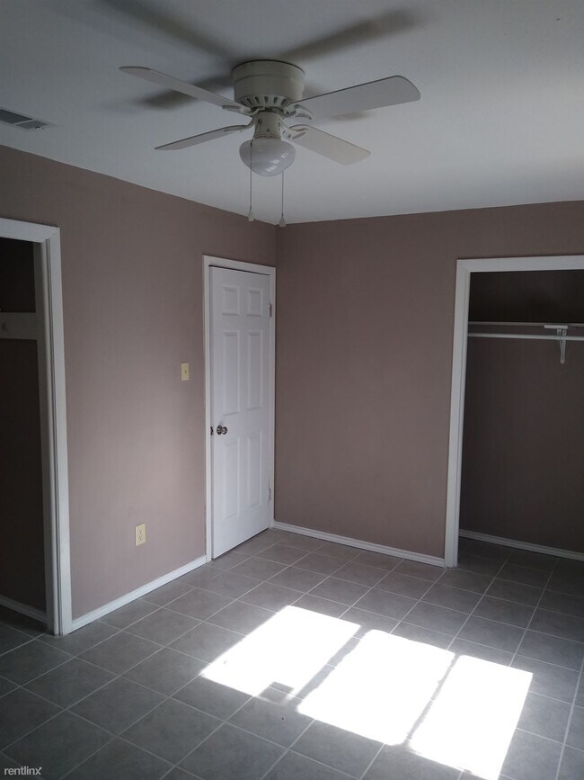 Building Photo - 3 br, 1 bath House - 466 Peacock Dr