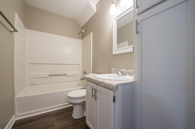 Building Photo - Gorgeous Freshly Remodeled 4 BR 3 BA Town House! Available now!