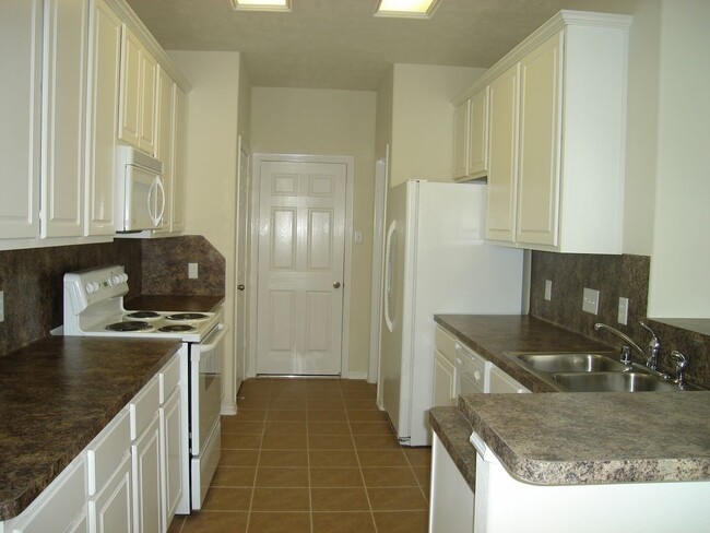 Building Photo - Cozy townhome in quiet neighborhood