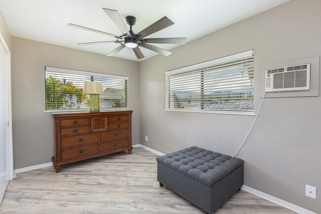 Building Photo - 2 bedroom, 1 bath duplex with small back yard, carport space