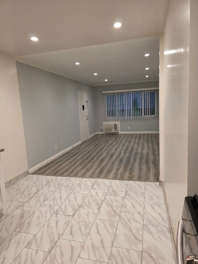 Foto del edificio - 218 E Chevy Chase Dr