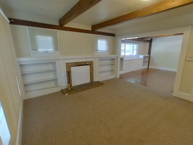 Foto del edificio - Classic Eugene Home; 5 Bed/2Bath Close to Campus!