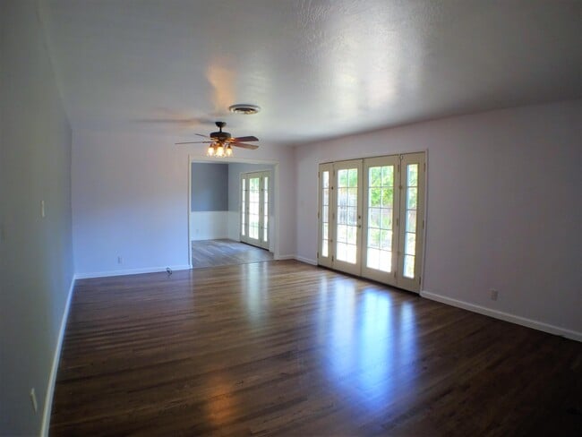 Building Photo - 708 Douglas Ln