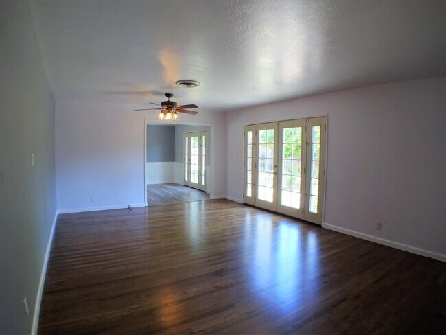 Foto del edificio - 708 Douglas Ln