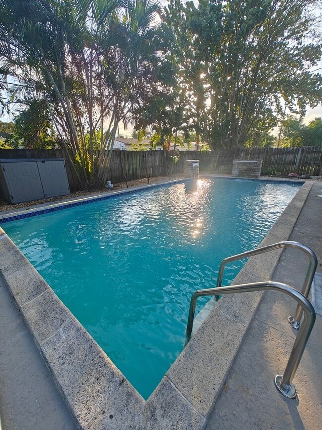 Building Photo - 76 NE 170th St