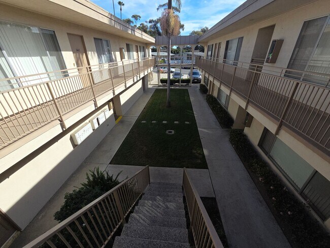 Foto del edificio - Mid Town Ventura 2 Bedroom 2 Bath Upstairs Corner Unit Apartment