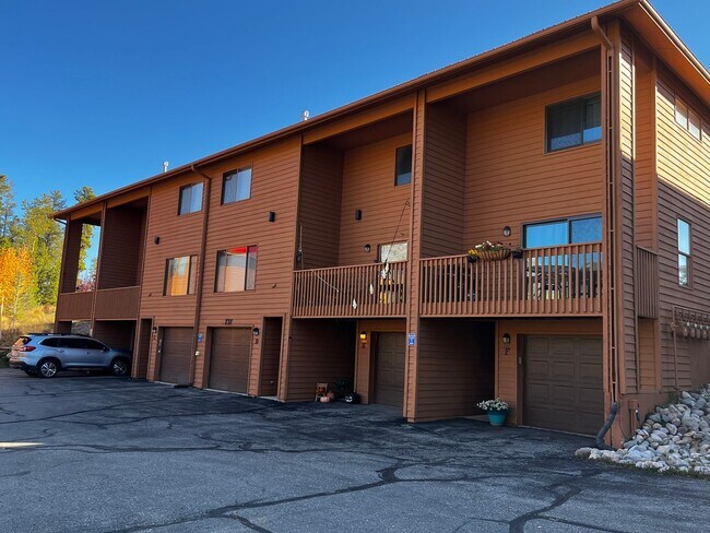 Foto del edificio - Long Term Rental- Lagoon Townhomes 737D