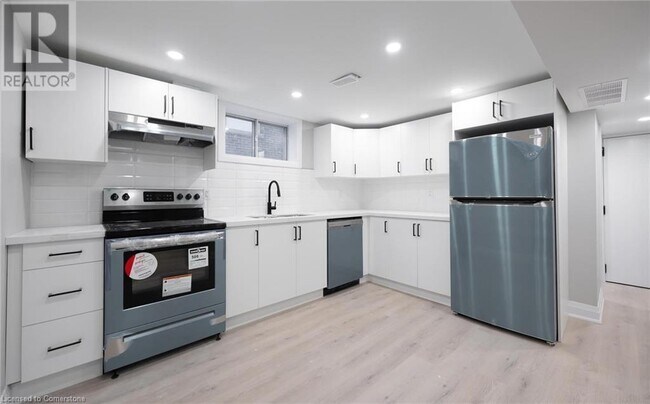Building Photo - 102 E 41st St