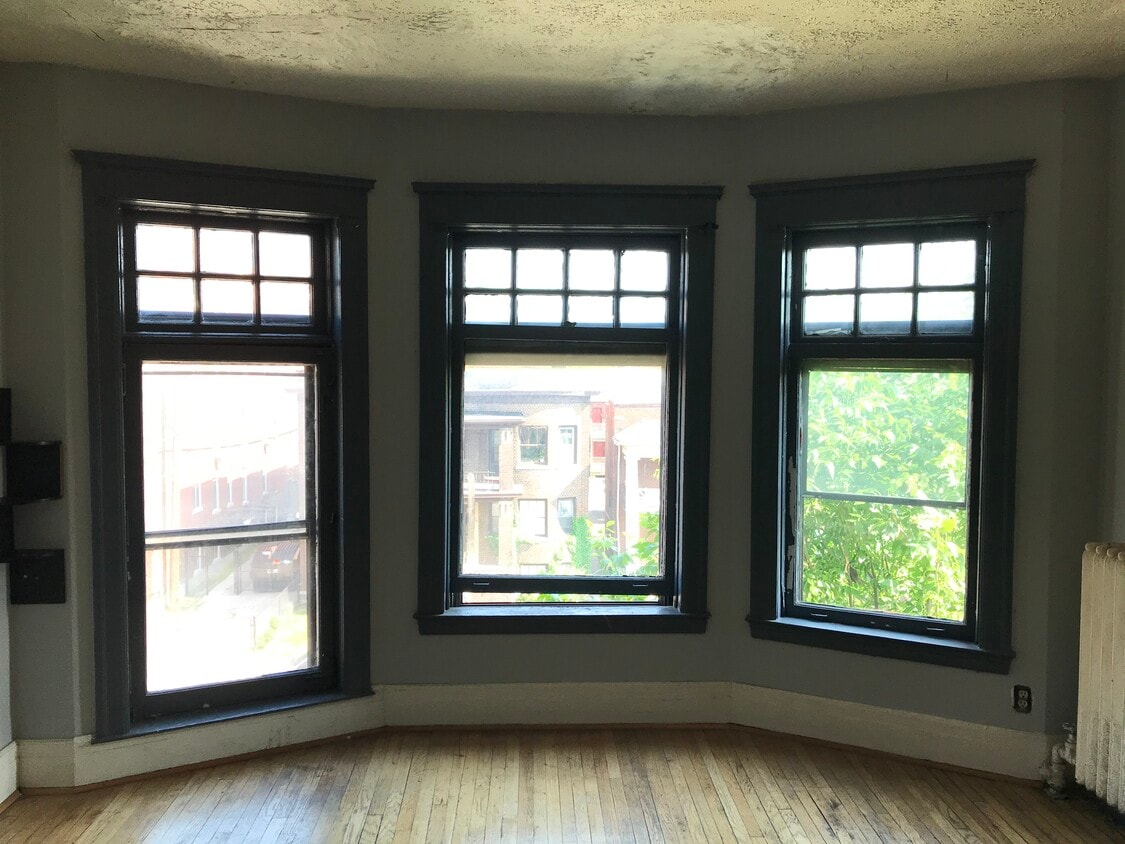 main living space - 632 W Forest Ave