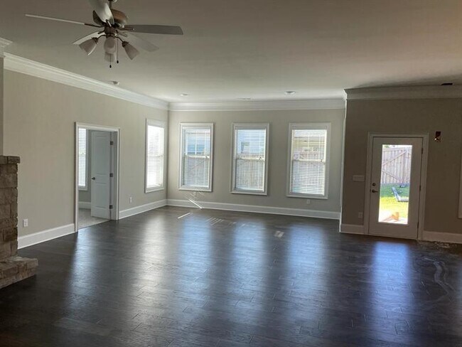 Building Photo - 3810 Sierra Lake Dr