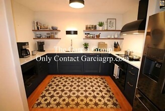 Building Photo - 2393 SW Park Pl