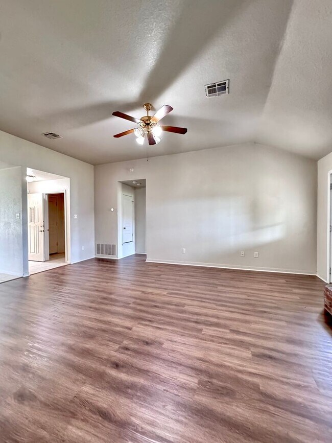 Building Photo - Inviting 3 Bedroom 2.25 Bath home in Hymesa Estates!