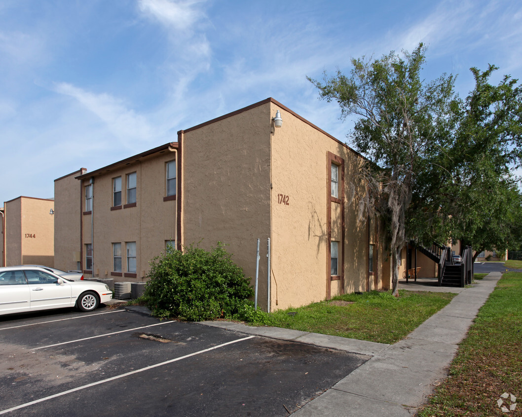 Building Photo - Lakeside Village Apartments