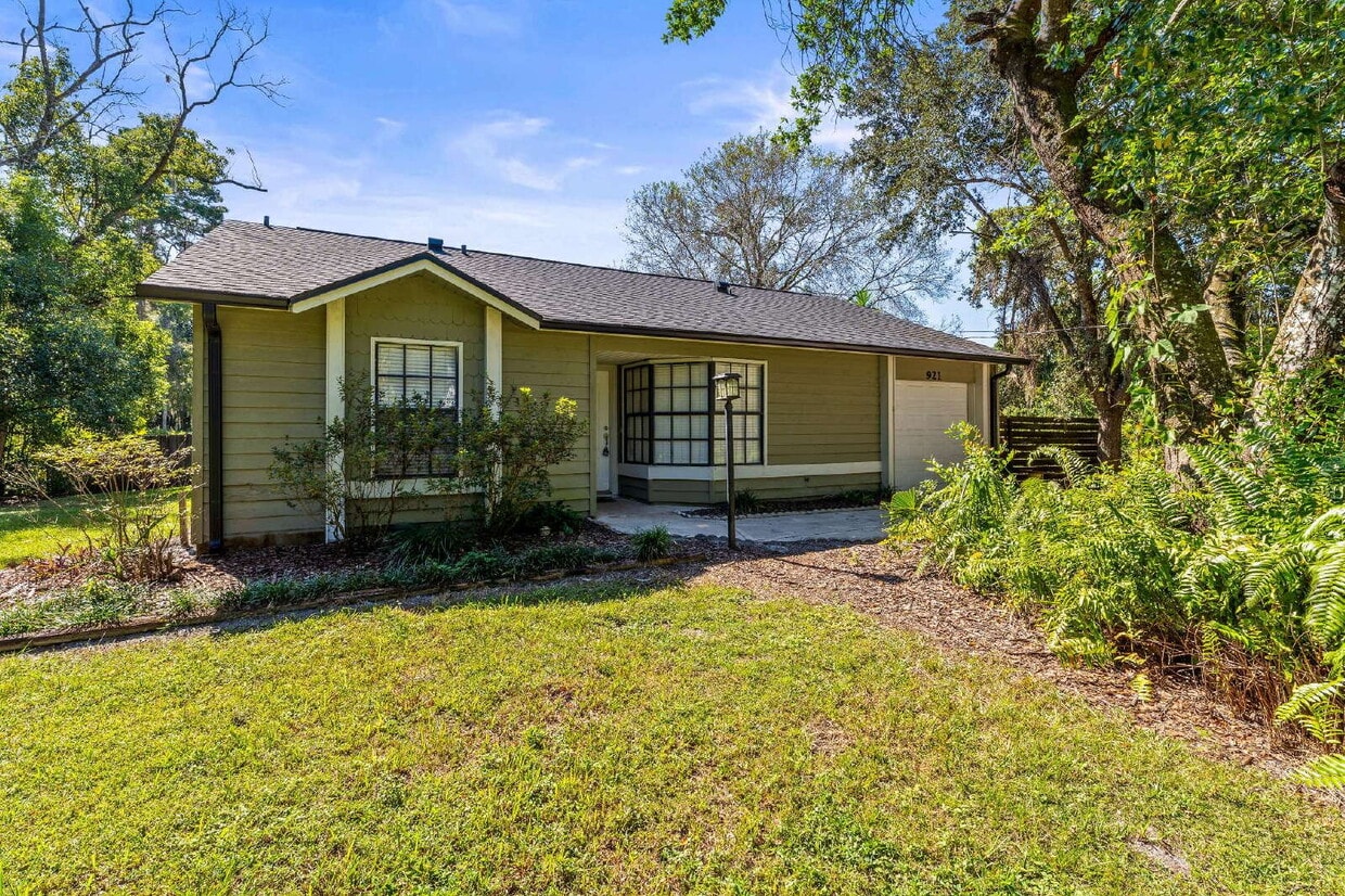 Primary Photo - Charming 3-Bedroom Home with 2 Full Baths ...