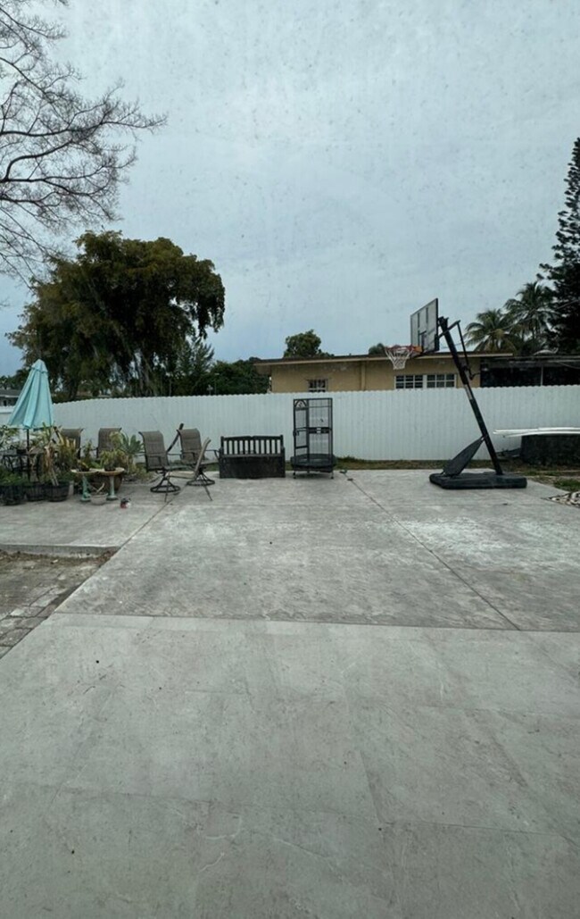 Building Photo - 36 52 HIALEAH
