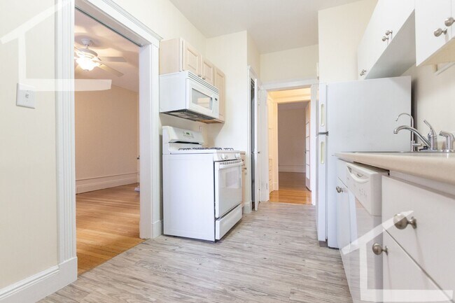 Foto del edificio - Coolidge Corner Area of Brookline. Large A...