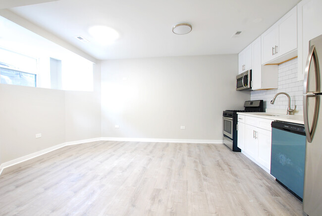 Building Photo - Gut Rehab 8 unit walk up in West Loop!