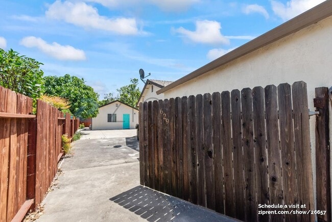 Building Photo - 629 Pelican Ct