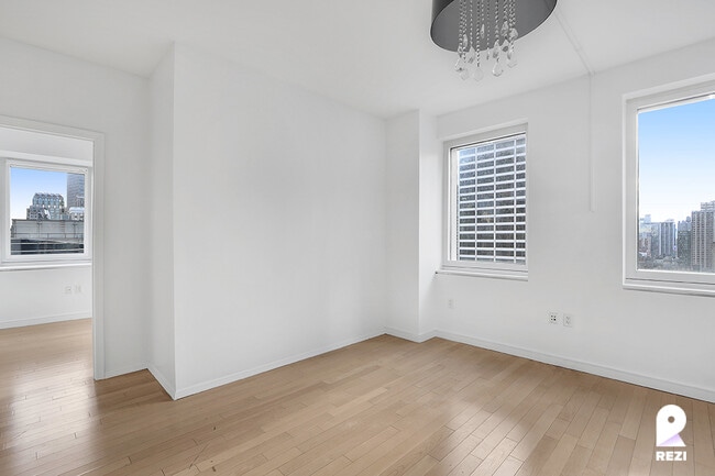 Building Photo - 70 W 45th St