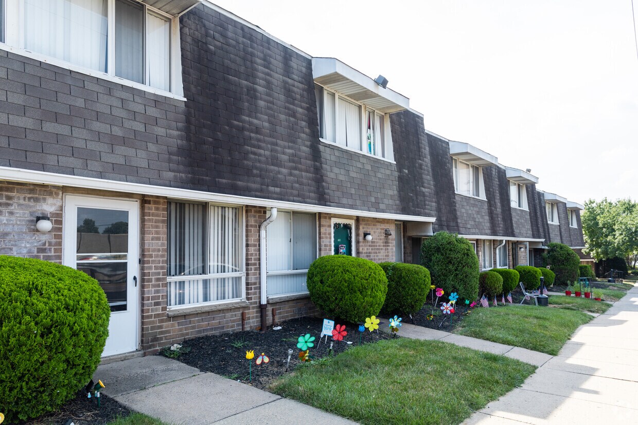 Franklin Square Townhomes 3850 Woodhaven Rd Philadelphia, PA