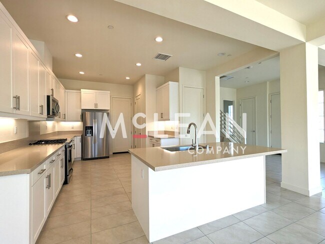 Foto del edificio - Beautiful Two-Story Four Bedroom Home at t...