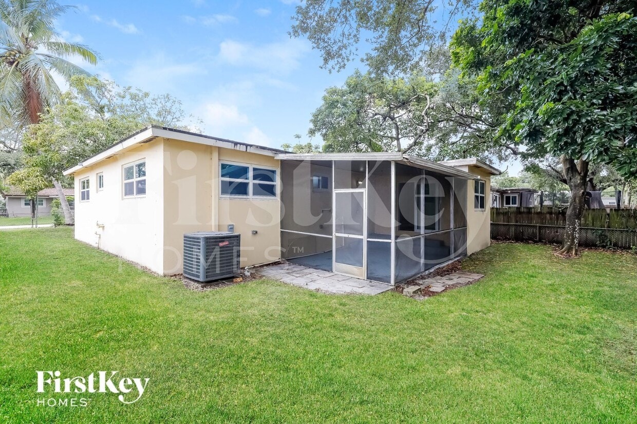 Building Photo - 4620 SW 25th Ave