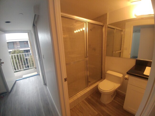 Baño 2 - 1150 Granville Ave