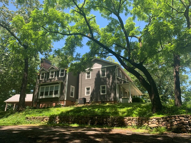 Foto del edificio - Large home with gorgeous views!