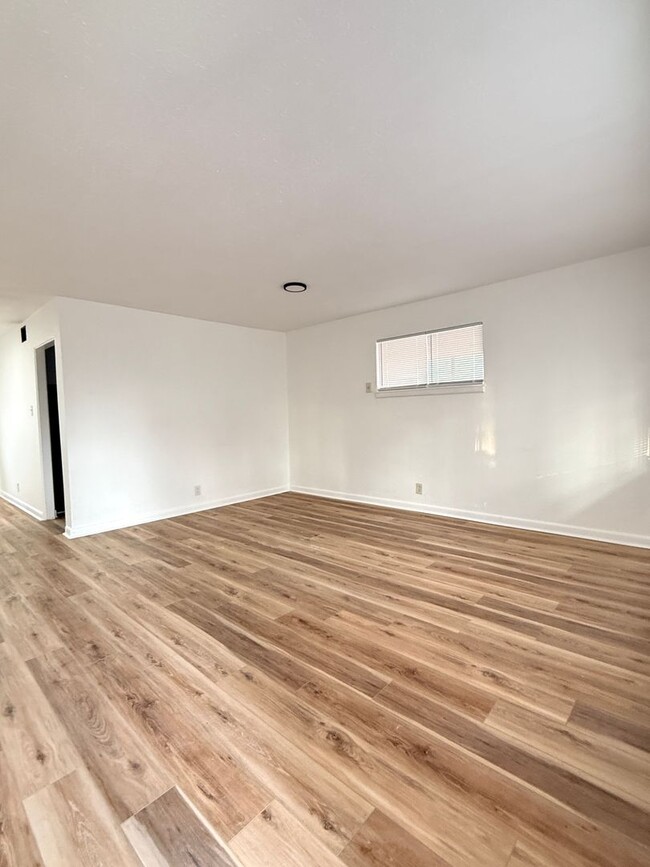 Building Photo - Beautiful Fully Remodeled 3-Bedroom, 1-Bat...