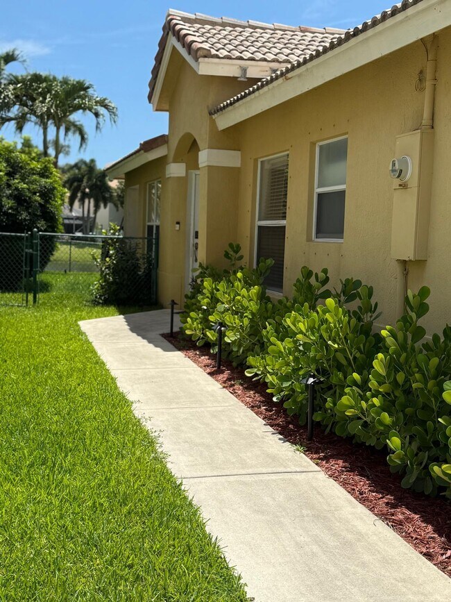 Building Photo - 1139 Rialto Dr