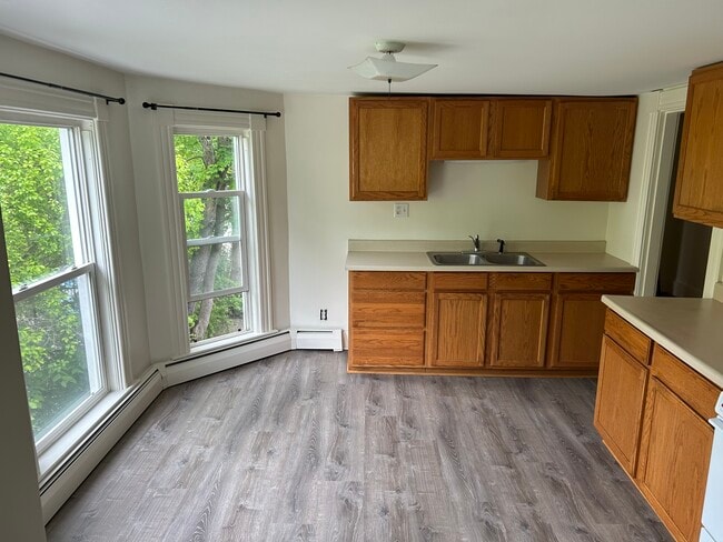 Large Kitchen - 43 Franklin St