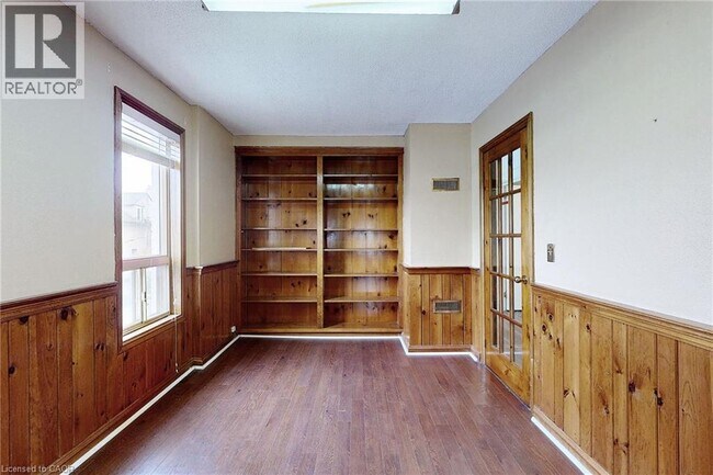 Building Photo - 15 Colborne St E