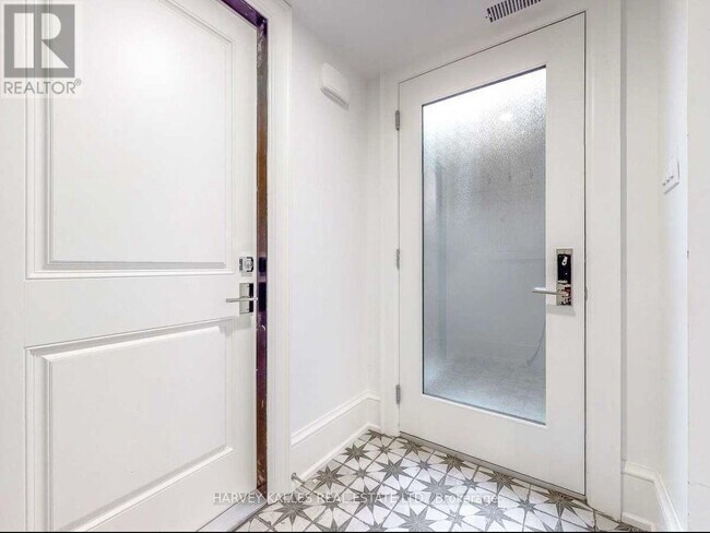 Photo du bâtiment - 10 Duggan Ave