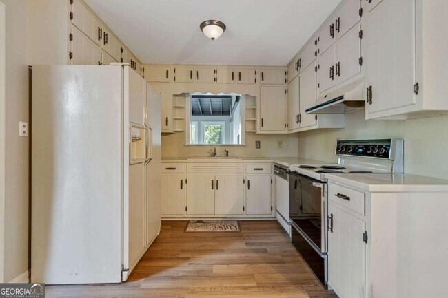 Building Photo - 820 Pinehill Dr