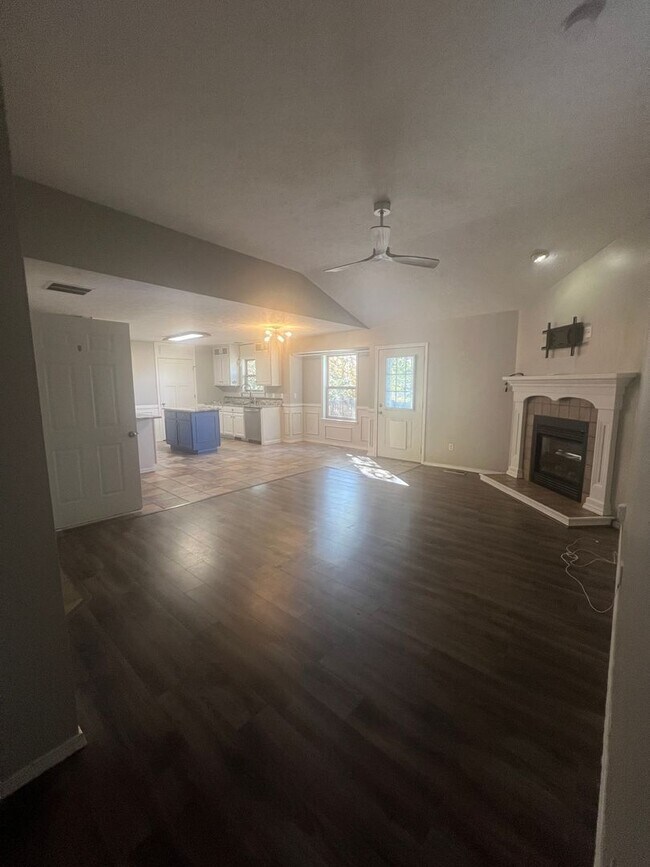 Building Photo - 4 bedroom/3 bathroom/2 car garage/walkout ...